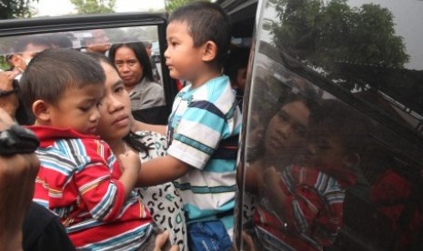 Seorang ibu dua anaknya tiba di rumah singgah di Banjarmasin usai di evakuasi Relawan Gerakatan Anti Kabut Asap (GAS) dari tempat tinggalnya di Palangkaraya Kalimantan Tengah, Kamis (22/10). 