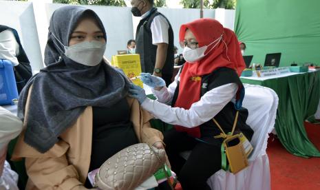 Seorang ibu hamil mendapatkan vaksin Covid-19 di Rumah Sakit Belleza Bandar Lampung, Lampung Selasa (24/8/2021). Rumah Sakit Belleza memberikan 200 dosis vaksin jenis Sinovac bagi ibu hamil guna mengejar target program vaksinasi nasional. (Ilustrasi)