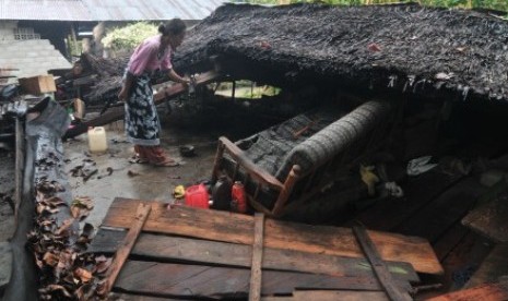   Seorang ibu mencari barang-barang yang masih bisa diselamatkan dari reruntuhan rumah akibat gempa bumi di Desa Tuva, Kecamatan Gumbasa, Kab. Sigi, Sulawesi Tengah, Ahad (19/8). 