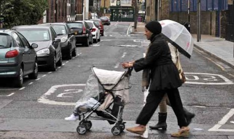 Seorang ibu mendorong kereta bayi di London. (ilustrasi)