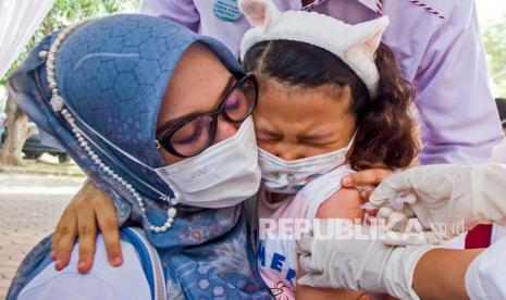 Seorang ibu menemani anaknya saat vaksinasi anak usia 6-11 tahun di Karawang, Jawa Barat, Senin (3/1/2022). Satgas Penanganan COVID-19 Kabupaten Karawang, Jawa Barat, menyatakan kasus aktif harian COVID-19 di wilayah Karawang bertambah 31 menjadi 89 orang pada Jumat (28/1/2022). 