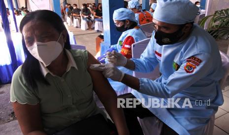 Seorang ibu menerima suntikan vaksin COVID-19 dosis pertama ketika dilaksanakan vaksinasi COVID-19 bagi perempuan dan remaja di kantor Ditlantas Polda NTT, Kota Kupang, NTT, Kamis (17/9/2021). Sebanyak 250 orang terdiri dari perempuan dan remaja ditargetkan menerima vaksin COVID-19 yang digelar oleh Ditlantas Polda NTT dalam rangka menyambut HUT ke 66 Ditlantas.. 