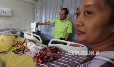 Seorang ibu menjaga anaknya yang terserang Demam Berdarah Dengue (DBD) di Rumah Sakit Umum Daerah Simpang Lima Gumul, Kediri, Jawa Timur, Senin (28/1/2019).