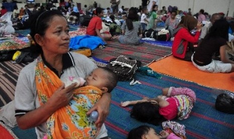 Seorang ibu menyusui di tempat pengungsian.