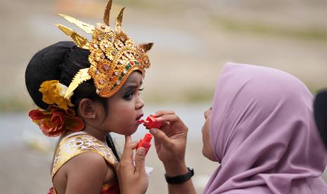 Seorang ibu merapikan dandanan anaknya saat mengikuti karnaval budaya nusantara yaitu rangkaian peringatan Hari Sumpah Pemuda di MTQ Square Kendari, Kendari, Sulawesi Tenggara, Kamis (27/10/2022). Karnaval budaya nusantara tersebut diikuti seluruh siswa taman kanak-kanak se-Kota Kendari yang bertujuan sebagai pemersatu sekaligus meningkatkan upaya pencapaian kompetensi dan karakter pelajar. 