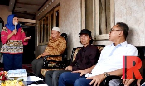 Seorang ibu rumah tangga (kiri) warga Bukit Duri, Jakarta Selatan sedang berbicara dengan Ketua MPR RI Zulkifli Hasan (kanan).