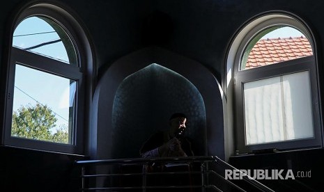 Seorang imam menyampaikan khutbah Jumat di sebuah masjid sementara di Distrik Borca, Beograd, Serbia. Populasi muslim di Serbia mencapai 230ribu setara 3,1 persen dari jumlah total penduduk Serbia. 