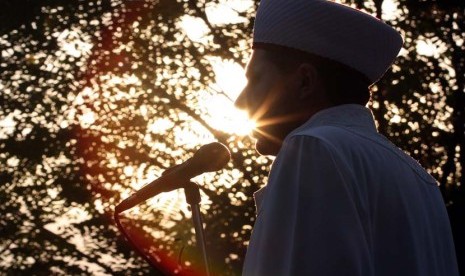 Khutbah Idul Fitri: Tingkatkan Kebersamaan di Tengah Musibah. Foto: Seorang imam tengah menyampaikan khutbah saat pelaksanaan shalat Idul Fitri di Tirana, Albania, Ahad (19/8).  (Arben Celi/Reuters)