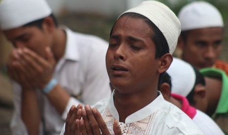  Seorang imigran Rohingya dan Bangladesh berdoa usai melaksanakan Salat Id, di Medan, Sumatera Utara, Jumat (17/7). (Antara/Septianda Perdana)