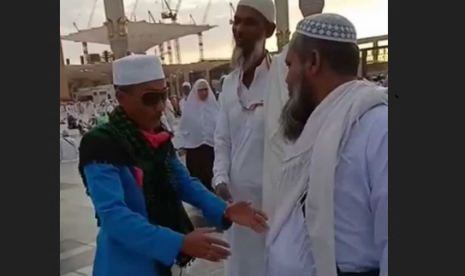 Seorang jamaah asal Madura mengobrol ramah dengan jamaah asal India di dekat Masjid Nabawi, Madinah, Jumat (26/7)