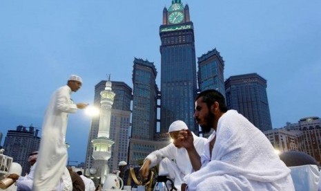  Seorang jamaah berbuka puasa dengan kuram di Masjidil Haram, Mekkah, Arab Saudi.