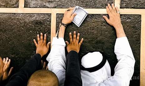 Seorang jamaah berdoa di dekat Kabah saat melaksanakan tawaf. 