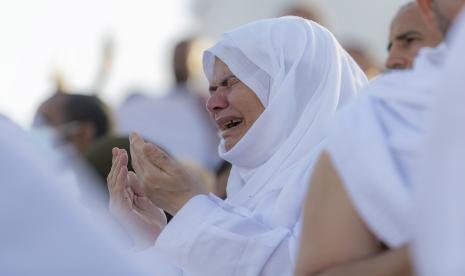 Seorang jamaah haji berdoa saat mengikuti prosesi puncak haji di Makkah, Arab Saudi.