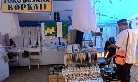 Seorang jamaah calon haji kloter 13 asal Banten mengunjungi koperasi haji untuk membeli perlengkapan ibadah haji di Pondok Gede,jakarta Timur, Ahad (30/9).