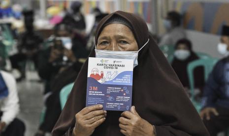 Jamaah Haji Kupang Mulai Dapatkan Vaksinasi Covid-19. Foto ilustrasi: Seorang jamaah calon haji menunjukkan kartu vaksinasi COVID-19 tahap pertama di Stadion Wibawa Mukti, Cikarang, Kabupaten Bekasi, Jawa Barat, Jumat (19/3/2021). Menurut Dinas Kesehatan Kabupaten Bekasi sebanyak 465 jamaah calon haji melakukan vaksinasi sebagai upaya antisipasi jika otoritas Arab Saudi memberikan kuota haji di tengah pandemi COVID-19. 