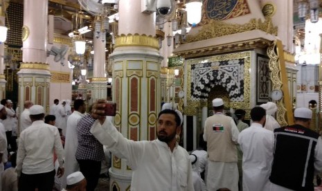 Seorang jamaah haji asal Afghanistan mengamhil swafoto di wilayah Raudhah, Masjid Nabawi, Senin (16/7). Penjagaan askar agak diperlonggar ketimbang nanti pada puncak musim haji.