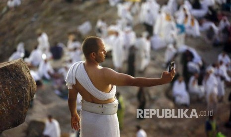 Seorang jamaah haji berswafoto di Jabal Rahmah saat berwukuf di Padang Arafah, Makkah, Arab Saudi. Pakar Fiqih: Jamaah Boleh Selfie di Tanah Suci Asalkan tidak Saat Beribadah