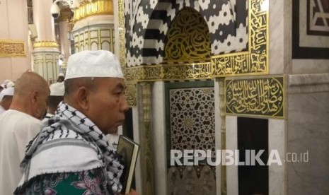 Seorang jamaah haji Indonesia berada di Raudah atau taman surga di Masjid Nabawi, Madinah, Arab Saudi. 