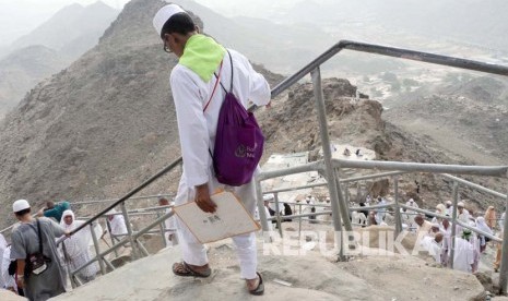 Seorang jamaah haji Indonesia mendaki gunung Jabal Nur di Makkah, untuk berziarah ke tempat pertama kalinya Nabi Muhammad menerima wahyu di Gua HIra.