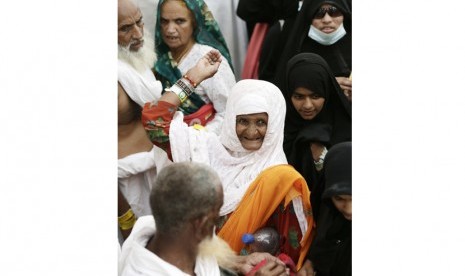  Seorang jamaah haji melempar jumrah, yakni melempar batu pada pilar yang melambangkan setan di Mina dekat kota suci Makkah, Jumat (26/10). (Hassan Ammar/AP)