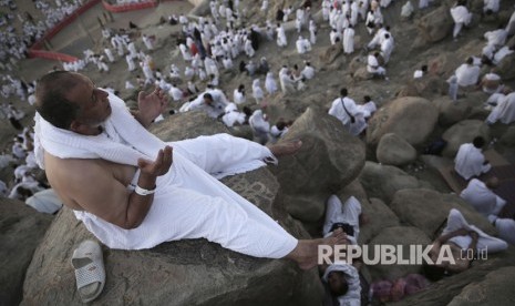 Seorang jamaah haji memanjatkan doa di puncak Jabal Rahmah, Arafah, Kamis (31/8).