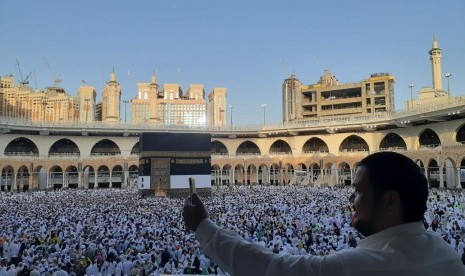  Anjuran Ketika Batal Wudhu Saat Thawaf. Foto: Seorang jamaah haji sedang melakukan selfie atau swafoto dari lantai 2 Masjid Al Haram, Makkah, Kamis (25/7). Sementara di lantai bawah, terlihat jamaah haji sudah memadati pelataran Masjid Al Haram untuk thawaf. (Republika/Muhammad Hafil )