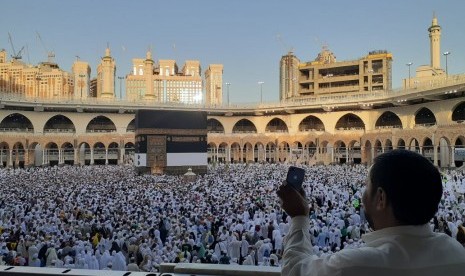 Seorang jamaah haji sedang melakukan selfie atau swafoto dari lantai 2 Masjid Al Haram, Makkah, Kamis (25/7). Sementara di lantai bawah, terlihat jamaah haji sudah memadati pelataran Masjid Al Haram untuk thawaf. 