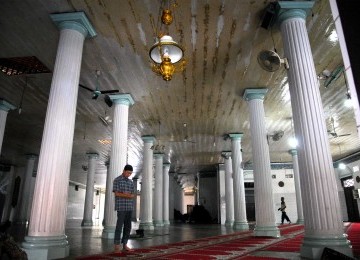 Seorang jamaah melaksanakan Shalat sunah didalam masjid Jammi Annawier, Pekojan, Jakarta Barat, Selasa (13/3). (Republika/Agung Supriyanto)