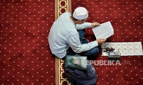 Seorang Jamaah membaca Alquran.  Alquran pada dasarnya adalah kitab petunjuk sepanjang masa 