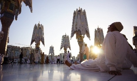  Pelataran Masjid Nabawi, Madinah, Arab Saudi. Jamaah diserukan untuk tetap memakai alas kaki saat berjalan di pelataran Masjid Nabawi pada siang hari. Suhu Madinah berkisar antara 43-46 derajat Celsius pada siang hari.