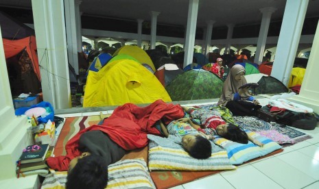 Seorang jamaah mengaji di pelataran Masjid Habiburrahman, Kota Bandung, belum lama ini.