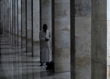 Seorang jamaah tengah melaksanakan shalat di Masjid Istiqlal.