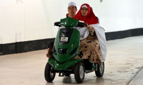 Seorang jamaah wanita mendapkan layanan gerobak listrik di Masjidil Haram.