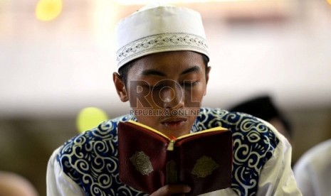 Seorang jamaah yang tergabung dalam komunitas One Day On eJuz (ODOJ) melakukan tilawah bersama dalam rangkaian Dzikir Nasional di Masjid At-Tin, Jakarta, Kamis ((31/12).  (Republika/Wihdan) 