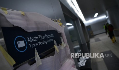 Seorang jurnalis melintas di dekat mesin tiket otomatis Stasiun Mass Rapid Transit (MRT) Bundaraan HI, Jakarta, Rabu (30/1/2019). 