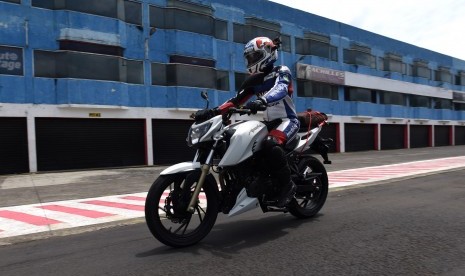 Seorang jurnalis menaiki sepeda motor sport terbaru TVS Apache RTR 200 4V seusai peluncurannya di Sirkuit Sentul, Bogor, Jawa Barat, Rabu (20/1). 