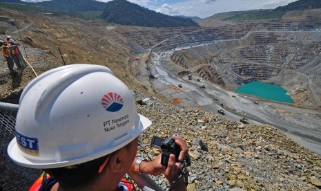 Seorang jurnalis mengambil gambar pit tambang terbuka Batu Hijau milik PT. Newmont Nusa Tenggara di Kecamatan Sekongkang, Taliwang, Kabupaten Sumbawa Barat, NTB, Kamis (28/2).