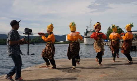 Seorang juru kamera mengambil gambar sejumlah penari dalam perhelatan Sabang Marine Festival. (ilustrasi) 