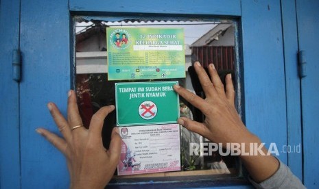 Seorang kader Ibu Memantau Jentik (Bumantik) menempelkan stiker bebas jentik nyamuk di salah satu rumah warga. Dinkes Kabupaten Bangka mencatat 30 kasus demam berdarah dengue (DBD) sejak Januari 2020. Ilustrasi.