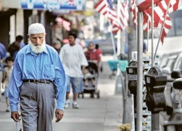 Seorang kakek Muslim berjalan di lingkungan AS. Studi terbaru menegaskan rakyat AS ternyata masih takut terhadap Islam.