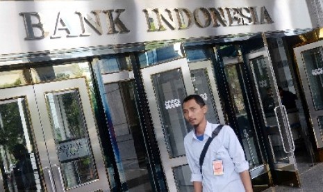 Seorang karyawan melintas di lobi gedung Bank Indonesia, belum lama ini.