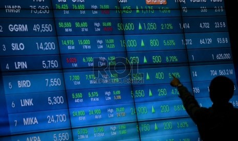 Seorang karyawan mengamati pergerakan Indeks harga saham gabungan (IHSG) pada layar elektronik di gedung Bursa Efek Indonesia, Jakarta, Rabu (22/7). 