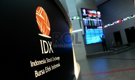 Seorang karyawan mengamati pergerakan Indeks harga saham gabungan (IHSG) pada layar elektronik di gedung Bursa Efek Indonesia, Jakarta, Rabu (22/7). 