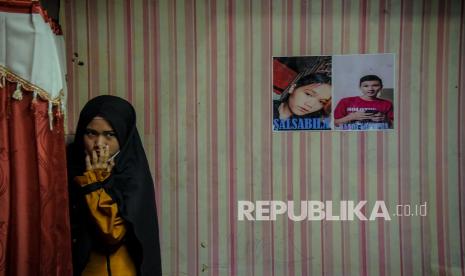 Seorang keluarga dari almarhumah Salsabila menunggu kedatangan Kepala Staf Angkatan Darat Jenderal TNI Dudung Abdurachman di rumah duka di Desa Ciaro, Nagreg, Kabupaten Bandung, Jawa Barat, Senin (27/12/2021). Jenderal TNI Dudung Abdurachman mengunjungi rumah duka serta berziarah ke makam kedua korban tabrak lari yang diduga melibatkan oknum TNI AD. 