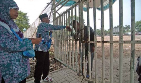  Seorang keluarga dari calon jamaah haji berpamitan di Pondok Asrama haji, Pondok Gede, Jakarta Timur, Ahad (31/8). (Republika/Raisan Al Farisi)