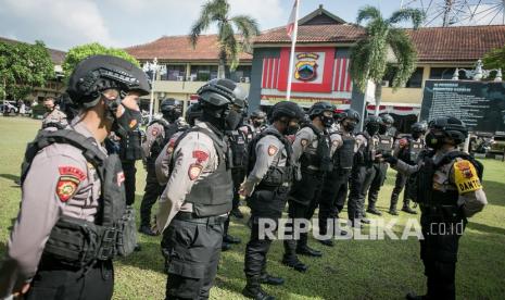 Seorang komandan peleton memberikan arahan kepada personelnya usai mengikuti Apel Gelar Pasukan Operasi Lilin Candi 2021 di Polresta, Solo, Jawa Tengah, Kamis (23/12/2021). Apel tersebut dilaksanakan untuk memberikan keamanan dan kenyamanan perayaan Natal 2021 dan Tahun Baru 2022.