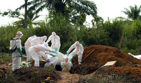 Seorang korban Ebola dikuburkan di pemakaman Muslim di Beni, di Kongo, pada 14 Juli 2019. Otoritas kesehatan di negara tetangga Uganda pada Selasa, 20 September 2022 melaporkan bahwa seorang pria yang meninggal sehari sebelumnya telah dinyatakan positif terjangkit virus Ebola. virus yang menyebabkan Ebola dan mengacu pada potensi wabah baru.