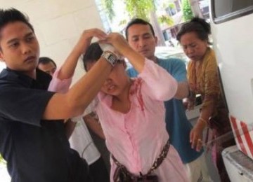 Seorang korban gempa bumi mendapatkan perawatan di rumah sakit Kasih Ibu, Denpasar, Bali, Kamis (13/10).