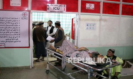 Taliban Berjanji Tingkatkan Keamanan di Masjid. Seorang korban luka ledakan bom saat shalat Jumat di Masjid Muslim Syiah, menerima perawatan di sebuah rumah sakit di Kandahar, Afghanistan, 15 Oktober 2021.