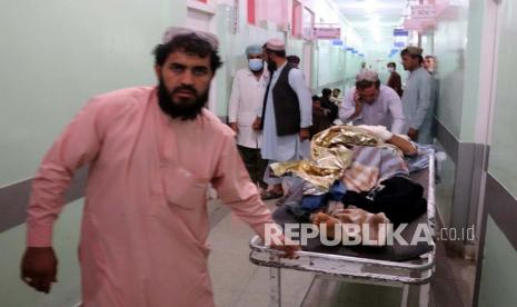  Seorang korban luka ledakan bom saat sholat Jumat menerima perawatan di sebuah rumah sakit. Sebuah bom meledak di masjid di Afghanistan utara pada Jumat (17/6/2022). Ilustrasi.